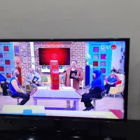 تلویزیون ۴۷ اینچ و میز