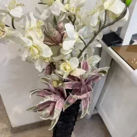 گلدان و گل مصنوعی