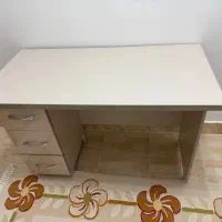میز تحریر و کامپیوتر