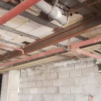 کارگر ور دست برای اجرای لوله کشی اتشنشانی