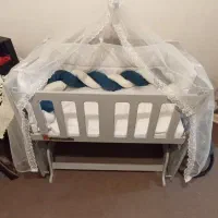تخت کنار مادر