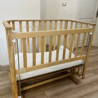 تخت کنار مادر