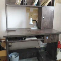 میز تحریر و کامپیوتر، کتابخانه دار