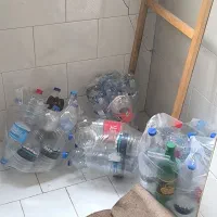 بطری آب معدنی|ظروف نگهدارنده، پلاستیکی، یکبارمصرف|ابهر, |دیوار