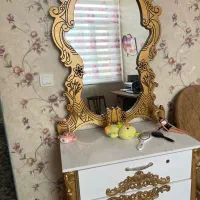 میز آرایشی کارکرده تمیز یه ایراد جزی در پایش داره