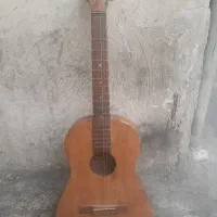 گیتار قدیمی کار کرده