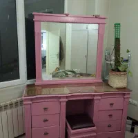 میز کشودار و اینه و صندلی