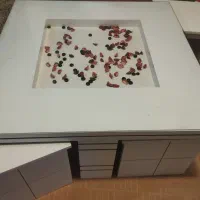 جلو مبلی که چهار تا میز داره  با شیشه روی میز