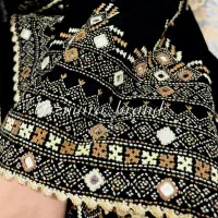 پلیوار و آینه دوخته میشود