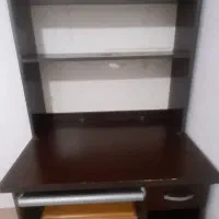 میز کامپیوتر و کتابخانه