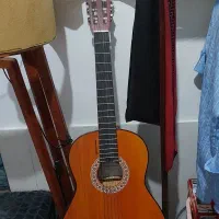 گیتار نو نو ۶ ماه خریدم ۳۲۰۰