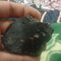 سنگ سیا با ذرات طلایی