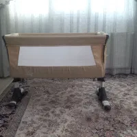 تخت کنار مادر