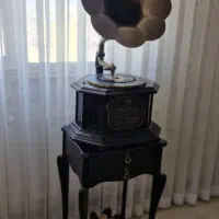گرامافون و میز