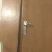 درب کاملا چوب وبسیار تمیز همراه با چارچوب آهنی