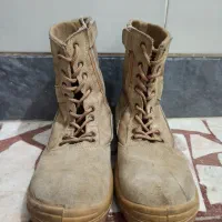 پوتین‌ خاکی|کیف، کفش، کمربند|رشت, جماران|دیوار