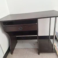 میز تحریر و کامپیوتر