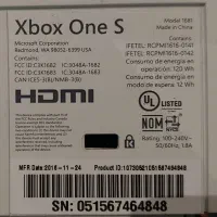 یک دستگاه Xbox One S با یک دسته و Kinect