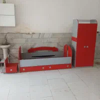 تخت و کمد کار کرده. کودک و نوجوان