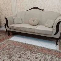 مبل راحتی کرم با چوب قهوه ای