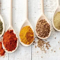 آسیاب ادویه در حضور مشتری