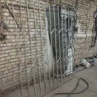 نرده جلو پنجره