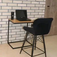 میز تحریر و لب تاپ