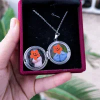 گردنبد لاکت عکس با حکاکی متن و طرح روی لاکت