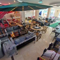 فروشنده وهمکار خانم