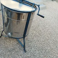 استراکتور شش قاب ، خرک بیست قاب ، چهارعدد کندوی نو