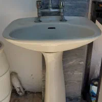 روشویی پایه دار و شیر آب