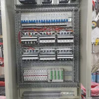 برقکا ر صنعتی و کارگر ساده جوان