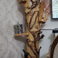 بار دکوری تنه درخت کنار سالنی