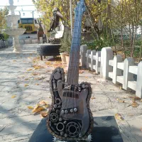 گیتار الکتریک روی میزی