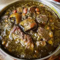 به یک خانم اشپزغذاهای سنتی نیازمندیم