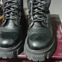 یک جفت بوت فروشی