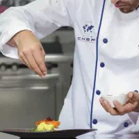 استخدام دستیار آشپز آقا و وسط کار