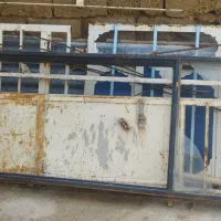 یک درب ویک چهارچوب درب اتاق پنجره