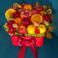 باکس میوه یلدایی و گل جاودانه