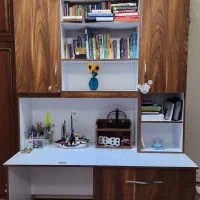 میز تحریر شیک به همراه کتابخانه و صندلی،تمیز وسالم