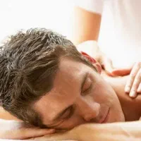 استخدام ماساژور مردانه در آرایشگاه مردانه