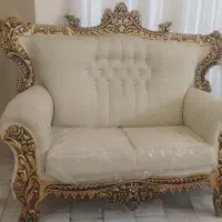 یک عدد مبل دونفره سلطنتی تمیز نشیمن هنوز سلفون دار