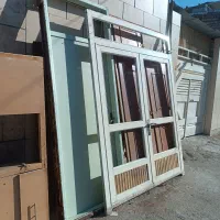 درب حال  پنجره. درب سرویس. و درب اتاق