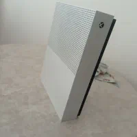 یک عدد دستگاه ایکس‌باکس وان اس