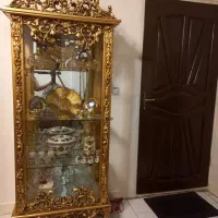 بوفه چوبی طلایی رنگ تاج دار