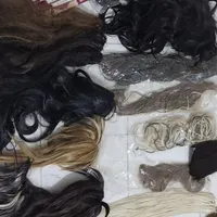 یک مقدار مو مصنوعی و کلاه گیس مصنوعی