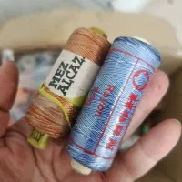 تعداد زیادی نخ گلدوزی