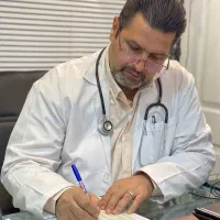 بهترین پزشک زیبایی و جوانسازی طبیعی کیش (دکترنجفی)