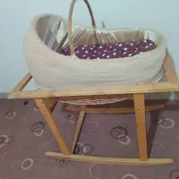 گهواره چوبی تمیز سالم|تخت و صندلی بچه|ورامین, خیر آباد|دیوار