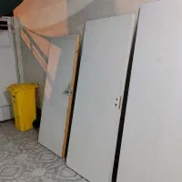 درب اتاقی بدون چهار چوب